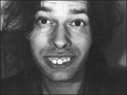 Autoportrait with teeth